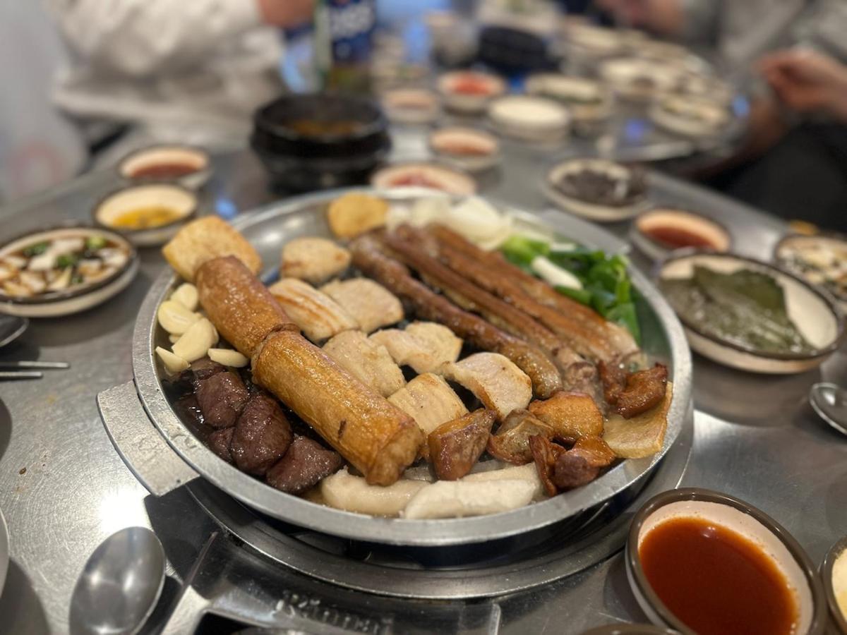 Hongdae 10mins, Hapjeong 5mins, Airportbus 5mins, Largo House Seoul- Foreigner Only Apartment