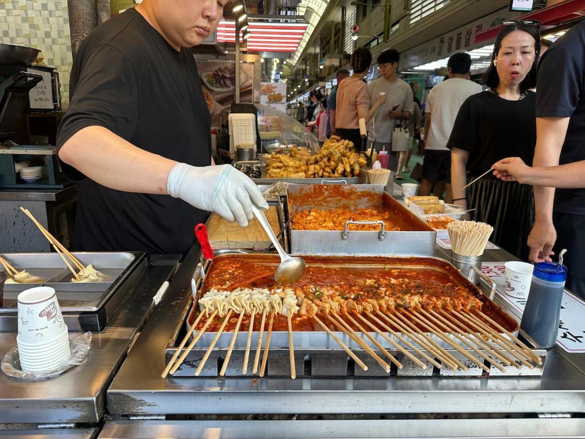 Hongdae 10mins, Hapjeong 5mins, Airportbus 5mins, Largo House Seoul- Foreigner Only Apartment
